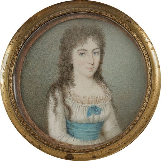 École française de la fin du XVIIIe siècle
Jeune Femme en robe blanche col arrondi et grosse ceinture, un ruban rouge dans ses cheveux longs, à mi-corps vers la gauche sur fond gris,
Miniature sur ivoire, diam. à vue 5,8 cm dans un cadre à miniature en bois bruni et visière de laiton doré.
On y joint :
un portrait miniature de Jeune femme en robe blanche à ceinture bleu, à mi-corps vers la droite, sur ivoire de la fin du XVIIIe siècle, diam à vue 4,8 cm, cadre vernis noir et visière de laiton doré 11,4 x 11,4 (petit accroc à l’ivoire au bord gauche). 