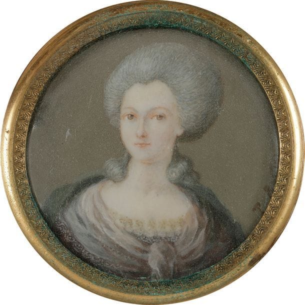 École française du XIXe siècle
Portrait de femme en perruque en buste de face en robe mauve et châle vert.
Miniature sur ivoire indistinctement signée à droite P.Bastier ? diam à vue: 5 cm
On y joint : 3 portraits de femmes en miniature sur ivoire :
- Une aux seins nus dans un intérieur, d’après Jean-Antoine Laurent, annoté à gauche : Laurent, diam à vue : 5,4cm, XIXe siècle.
- Portrait de Sarah Siddons en grande capeline noire sur sa perruque d’après Gainsborrough, ovale : 7.4 x 6 cm
- Femme au chapeau noir annoté à droite D’Lawrence, diam à vue : 5,6 cm, début XXe siècle dans le gout du XVIIIe siècle.
Au revers, étiquette du tourneur David Gabet rue Mercière