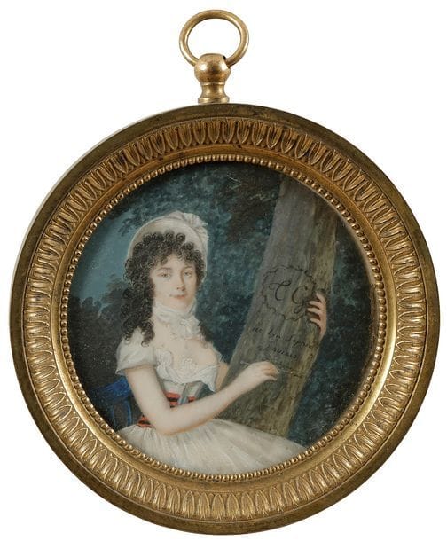 Jeune femme brune assise de trois-quarts à droite dans un parc en robe blanche à ceinture rouge et noire, chapeau blanc noué sous le cou, gravant sur un arbre les initiales TG et « Ne t’en sépare / jamais ».
Miniature sur ivoire du début du XIXe siècle, diam à vue 7,7 cm
Cadre en bronze doré avec bélière, diam. 10,7 cm