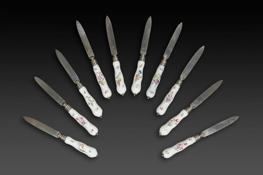 ALLEMAGNE, fin du XIXe siècle
10 couteaux en porcelaine et lames en argent, dans le style du XVIIIe siècle
PB : 910 g