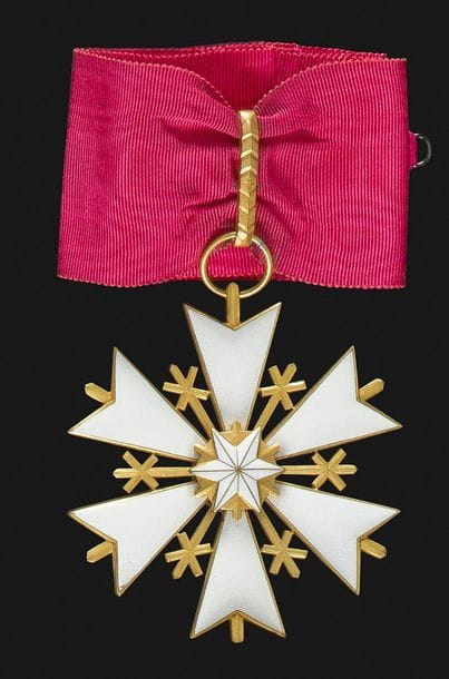 ESTONIE 
ORDRE DE L’Étoile BLANCHE, créé en 1936. 
Grande croix de commandeur, modèle de la création, en bronze doré et émail (infime éclat). Cravate à crochets. 66 mm 
Dans son écrin en forme.
T.T.B.