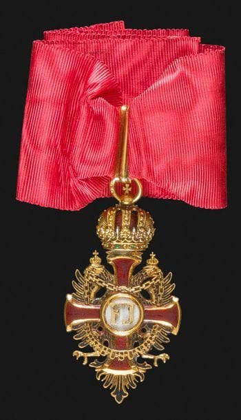 EMPIRE D’AUTRICHE 
ORDRE DE FRANÇOIS JOSEPH, créé en 1849.
Croix de commandeur. 
En or ciselé et émail (petite restauration à une branche). Poinçon de titre et d’orfèvre « VM » de la Maison Vincent MAYERS. Cravate. Revers du centre ouvrant à charnière.
69 x 36 mm - Poids brut : 20,5 g 
Dans son écrin de la Maison Vincent Mayers Fils à Vienne, frappé sur le couvercle F.J.O (Franz Joseph Orden) et daté sur le dessous « 1910 ». 
T.T.B.