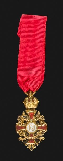 EMPIRE D’AUTRICHE 
ORDRE DE FRANÇOIS JOSEPH, créé en 1849.
Croix de chevalier miniature. 
En or ciselé et émail. Anneau double. Ruban au modèle postérieur. 25 x 15 mm - Poids brut : 2,9 g 
T.T.B. à SUP.