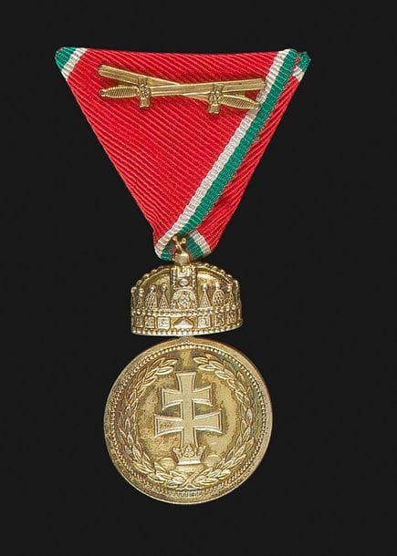 HONGRIE 
Médaille « or » du mérite militaire « Signum Laudis 1922 ». 
En vermeil. Ruban triangulaire aux glaives entrecroisés (pour faits de guerre). 51 x 31 mm - Poids brut : 5,1 g 
SUP.
