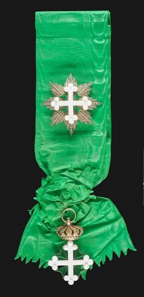 ITALIE 
ORDRE DE SAINT MAURICE ET LAZARE, créé en 1572.
Ensemble de grand-croix comprenant : 
- Bijou. En vermeil et émail. 
100 x 63 mm - Poids brut : 30,8 g 
- Écharpe en moire verte, avec nœud. 
- Plaque. En argent travaillé à pointes de diamant, vermeil et émail. Revers à attache basculante. 
88 mm - Poids brut : 75,8 g 
SUP.