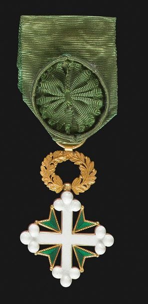 ITALIE 
ORDRE DE SAINT MAURICE ET LAZARE, créé en 1572. 
Croix d’officier du 1er type, à couronne de laurier, entre 1857 et 1880. 
En or ciselé et émail (infimes cheveux). Poinçon tête d’aigle dur l’anneau. Ruban d’époque à rosette.
52 x 37 mm - Poids brut : 15,2 g 
T.T.B. à SUP.