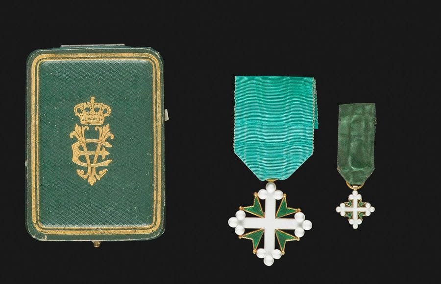 ITALIE 
ORDRE DE SAINT MAURICE ET LAZARE, créé en 1572. 
Ensemble de deux pièces : 
- Croix de chevalier. 
Or et émail. Ruban. 39 mm - Poids brut : 8,1 g 
Dans son écrin de la Maison Raviolo & Gardino (successeur de Cravanzola), gainé de velours en forme et de soie ivoire et frappé du chiffre de Victor Emmanuel sous couronne. SUP.
- Croix de chevalier miniature. 
Or et émail (infime éclat). Ruban. 
17 mm - Poids brut : 2,4 g 
T.T.B. 