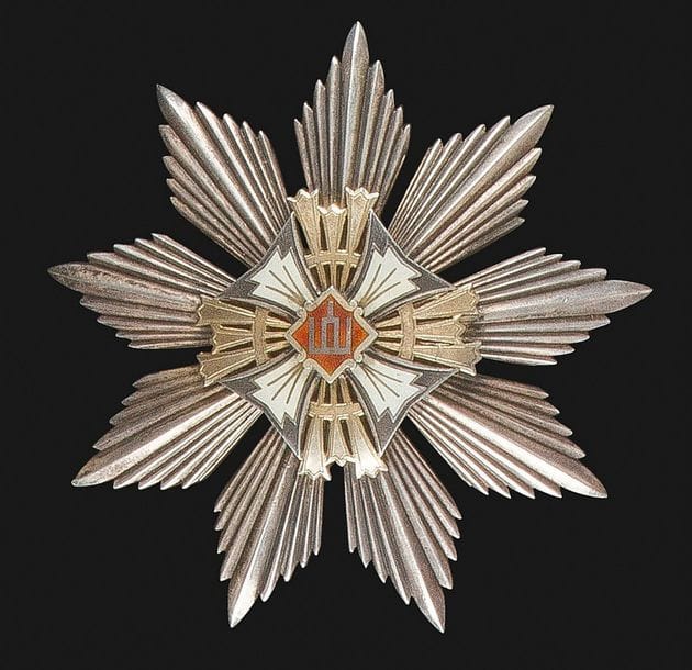 LITUANIE 
ORDRE DU GRAND DUC GEDIMINAS, créé en 1928.
Plaque de grand-croix.
En argent, vermeil et émail. Revers à attache basculante. 77 mm - Poids brut : 68 g
SUP.