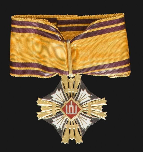 LITUANIE 
ORDRE DU GRAND DUC GEDIMINAS, créé en 1928.
Croix de commandeur du 2e type (1930-1940). En vermeil, argent, argent patiné noir et émail. Cravate. 
Dans son écrin de la maison Huguenin, frappé du chiffre III et du grand-duc à cheval. 
49 mm - Poids brut : 37 g
SUP.