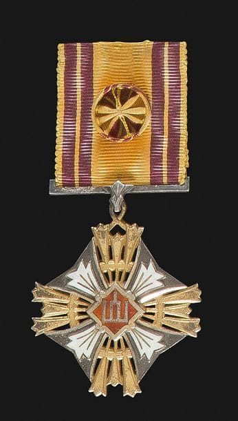 LITUANIE 
ORDRE DU GRAND DUC GEDIMINAS, créé en 1928.
Croix d’officier du 2e type (1930-1940). En argent vermeil et émail. Ruban à rosette. 
49 x 44 mm - Poids brut : 28 g
SUP.