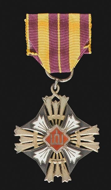 LITUANIE 
ORDRE DU GRAND DUC GEDIMINAS, créé en 1928.
Croix de chevalier du 2e type (1930-1940). En argent, vermeil et émail. Ruban. 51 x 43 mm - Poids brut : 26 g 
SUP.