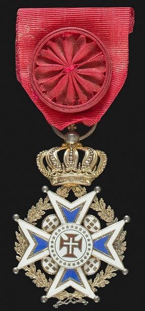 PORTUGAL
ORDRE DU CHRIST, créé en 1319.
Croix d’officier, modèle dit « militaire », d’époque royale. 
En vermeil et émail (petits éclats). Poinçon tête de sanglier. Ruban à rosette avec crochet de port. 
60 x 39 mm - Poids brut : 26,2 g 
T.T.B.