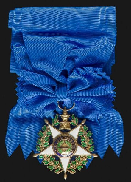 PORTUGAL
ORDRE DE LA TOUR ET DE L’ÉPÉE, créé en 1808.
Ensemble de grand-croix d’époque républicaine comprenant :
- Bijou en vermeil et émail. Avec son écharpe.
80 x 74 mm - Poids brut : 60 g
- Plaque en vermeil et émail. Revers à attache basculante. 65 mm - Poids brut : 74 g
Dans son écrin de la Maison « Frederico Costa à Lisbonne » aux armes de la République, avec insigne de boutonnière et miniature en vermeil et émail.
SUP.
