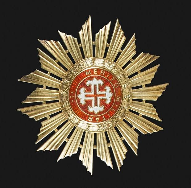 PORTUGAL
ORDRE DU MÉRITE MILITAIRE, créé en 1946. 
Plaque de grand-croix. 
En vermeil et émail. Revers à attache basculante signée de Frederico Costa à Lisbonne. 
74 mm - Poids brut : 47,3 g 
SUP.