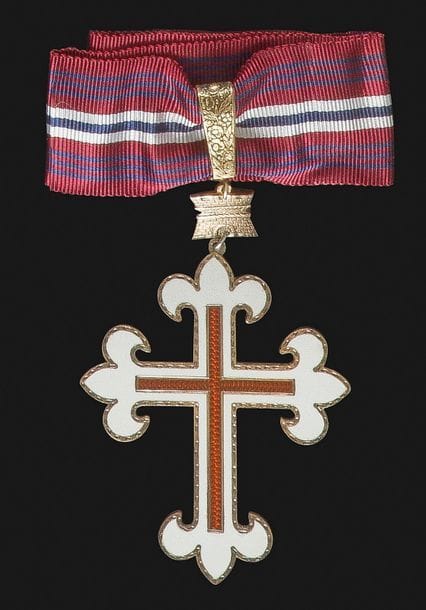 PORTUGAL
ORDRE DU MÉRITE MILITAIRE, créé en 1946. 
Croix de commandeur. 
En vermeil et émail (infime éclat). Poinçonnée. Cravate. 
81 x 65 mm - Poids brut : 36,5 g 
T.T.B.
