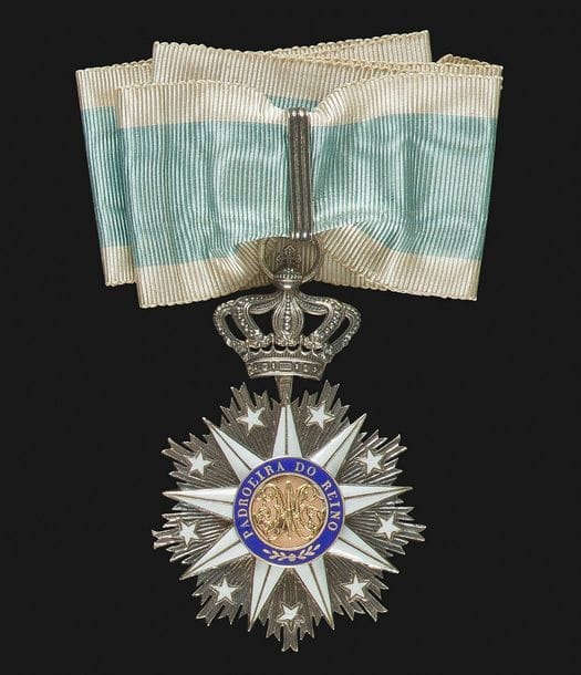 PORTUGAL 
ORDRE DE NOTRE DAME DE VILLA VICOSA, créé en 1819. 
Étoile de commandeur. 
En argent et émail (petits éclats). Centre en or et émail. Cravate. 
76 x 50 mm - Poids brut : 38,2 g 
T.T.B.