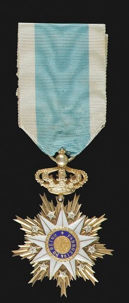 PORTUGAL 
ORDRE DE NOTRE DAME DE VILLA VICOSA, créé en 1819. 
Étoile de chevalier, fabrication uniface. 
En vermeil et émail (un infime éclat). Centre en or. Ruban. 
62 x 41 mm - Poids brut : 13,9 g 
T.T.B. 