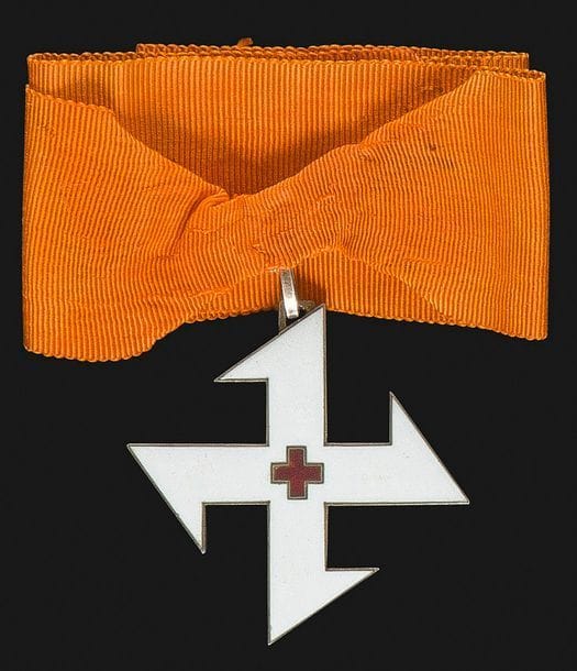 ROUMANIE 
ORDRE DE LA REINE MARIE, créé en 1917. 
Croix de 1re classe en vermeil et émail (infime défaut à l’émail de la croix rouge). Cravate. 
49 mm - Poids brut : 22 g
T.T.B.