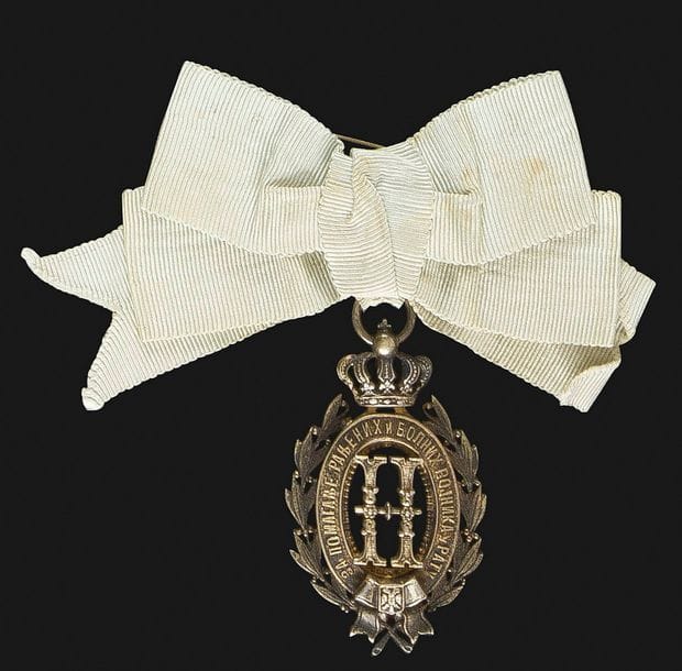 SERBIE
ORDRE DE LA REINE NATHALIE, créé en 1886. 
Médaille d’or de première classe en métal doré, gravé et ciselé. Nœud de dame avec épingle.
54 x 32 mm
SUP.