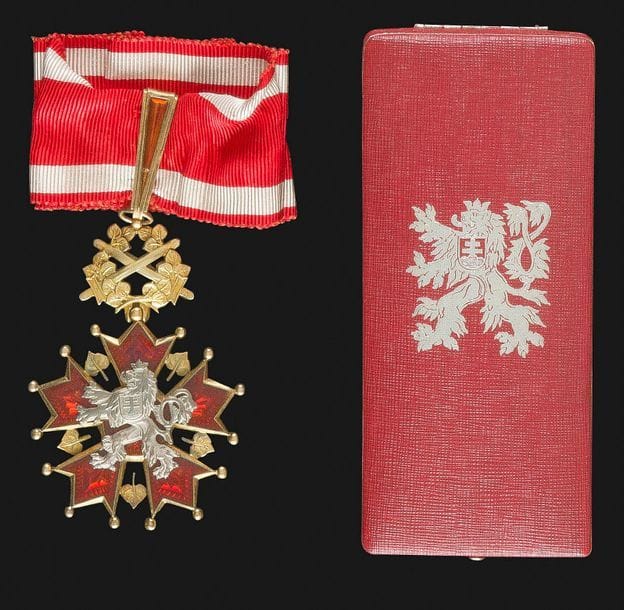 TCHÉCOSLOVAQUIE
ORDRE DU LION BLANC, créé en 1922. 
Étoile de commandeur à titre militaire. 
En vermeil et émail (un léger éclat sur la bélière). Avec sa cravate. Poinçon d’orfèvre de KARNET & KYSELY.
83 x 56 mm - Poids brut : 57 g 
Dans son écrin de la Maison KARNET & KYSELY, garni de velours bleu et soie ivoire. Couvercle au Lion. Petits accidents. 
T.T.B. à SUP.