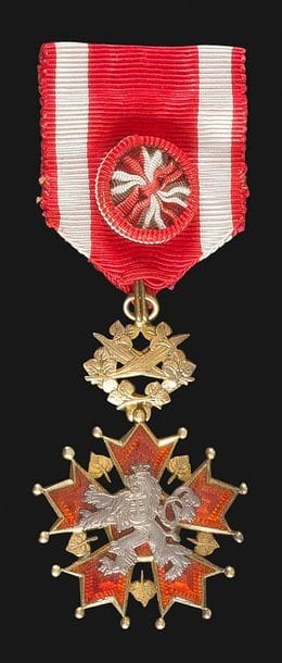TCHÉCOSLOVAQUIE
ORDRE DU LION BLANC, créé en 1922. 
Étoile d’officier à titre civil en vermeil, argent et émail. Ruban à rosette.
64 x 42 mm - Poids brut : 27g 
Dans son écrin de la Maison Karnet & Kysely à Prague, frappé du lion blanc sur le couvercle.
SUP.