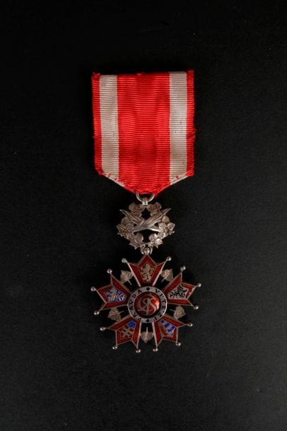 TCHÉCOSLOVAQUIE
ORDRE DU LION BLANC, créé en 1922. 
Étoile de chevalier à titre civil en argent et émail. Ruban.
Traces de poinçon sur l’anneau.
64 x 42 mm - Poids brut : 23,9 g
Dans une boite de L.R. à Paris.
SUP.