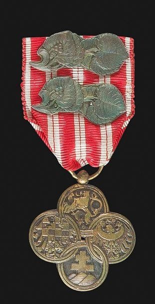 TCHÉCOSLOVAQUIE
Croix de guerre 14-18.
En bronze (anneau dessoudé). 
Ruban à deux agrafes de citation. 36 mm 
T.T.B.