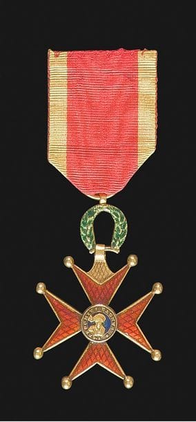VATICAN 
ORDRE DE SAINT GRÉGOIRE LE GRAND, créé en 1831. 
Croix de chevalier à titre civil du 1er type (création). 
En or gravé. Branches et trophée émaillés sur une face. Ruban ancien. 38 x 33 mm - Poids brut : 8,2 g
T.T.B. à SUP.