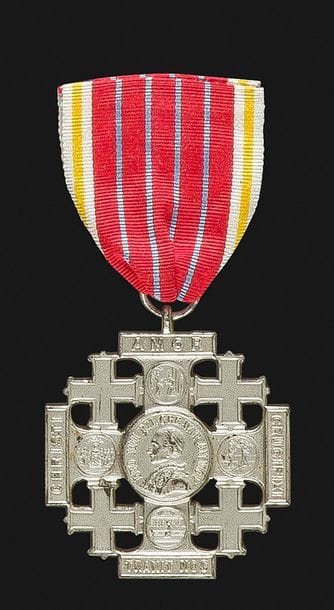 VATICAN 
Croix des pèlerins en terre sainte. 
En métal argenté. Ruban. 
Dans sa boîte marquée « SIGNUM SACRI ITINERIS HIEROSOLYMITANIÉ »
SUP.