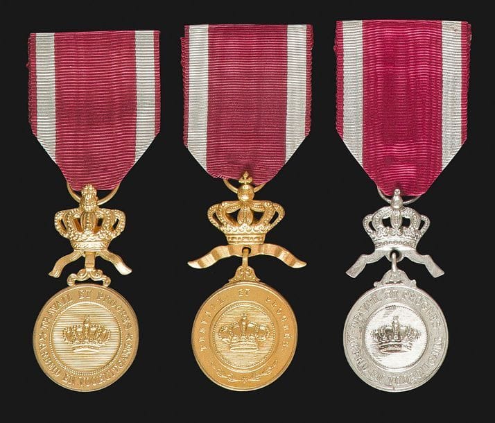BELGIQUE 
ORDRE DE LA COURONNE, créé en 1897.
Trois médailles de l’ordre : 
- deux de classe « or » en bronze doré. Une à légende française, l’autre à légende bilingue. 
- une de classe « argent » en bronze argenté. Légende bilingue. 
Rubans. 
SUP.