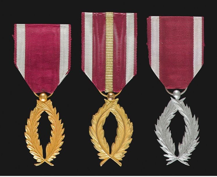 BELGIQUE 
ORDRE DE LA COURONNE, créé en 1897.
Trois palmes de l’ordre : 
- deux de classe « or » en bronze doré. 
- une de classe « argent » en bronze argenté. 
Rubans dont un à filet « or ». 
SUP.