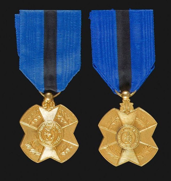 BELGIQUE 
ORDRE DE LÉOPOLD II, créé en 1900. 
Quatre médailles de l’ordre : 
- deux de classe « or » en bronze doré. Une à légende française, l’autre à légende bilingue. 
- deux de classe « argent » en bronze argenté. Une à légende flamande, l’autre à légende française. 36 mm
Rubans. 
SUP.