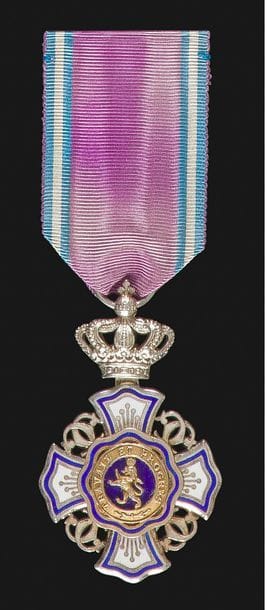 BELGIQUE 
ORDRE DU LION, créé en 1891. 
Croix de chevalier en métal argenté et doré, émaillé. Ruban. 
61 x 40 mm 
SUP.