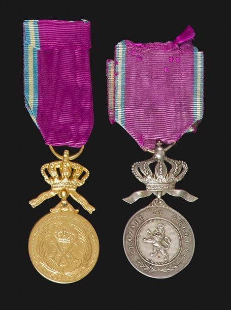 BELGIQUE 
ORDRE DU LION, créé en 1891. 
Deux médailles, une d’argent en argent et une d’or en métal doré. Rubans. 
55 x 30 mm 
T.T.B.