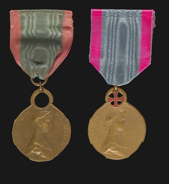 BELGIQUE 
MÉDAILLE DE LA REINE ÉLISABETH, créée en 1915 : 
Deux médailles : 
- modèle pour le dévouement. Bronze. Ruban. 
- modèle pour le dévouement (hôpitaux). Bronze. Croix rouge émaillée. Ruban neuf au modèle. 
SUP.