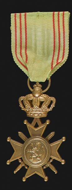 BELGIQUE 
Croix de guerre « nouvelle » pour les conflits futurs. 
En bronze. Ruban. 
62 x 42 mm 
SUP. Créé en 1954, cette croix de guerre n’aurait jamais été décernée.