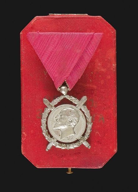 BULGARIE
Médaille pour le mérite.
En métal argenté, au profil du Roi Ferdinand.
Ruban triangulaire. Dans sa boite avec reste d’inscription du nom de la médaille.
41 mm
SUP.