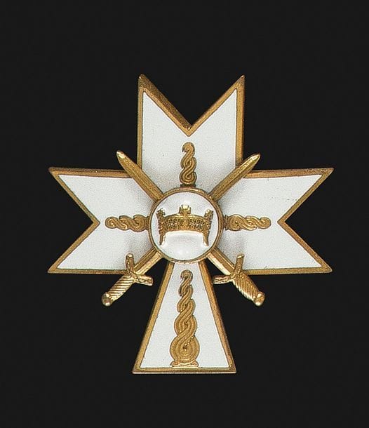 CROATIE 
ORDRE DE LA COURONNE DU ROI ZVONIMIR, créé en 1941. 
Croix de 2e classe avec épées en bronze doré et émail. Revers émaillé avec attache basculante. 
53 mm 
SUP.