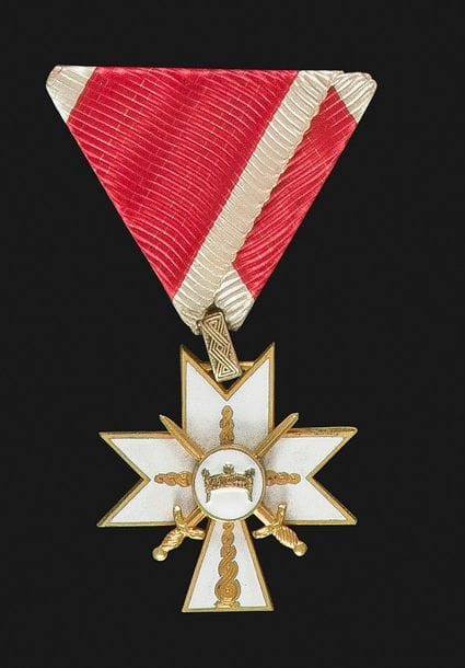 CROATIE 
ORDRE DE LA COURONNE DU ROI ZVONIMIR, créé en 1941. 
Croix de 3e classe avec épées en bronze doré et émail. Ruban triangulaire. 
45 mm 
SUP.