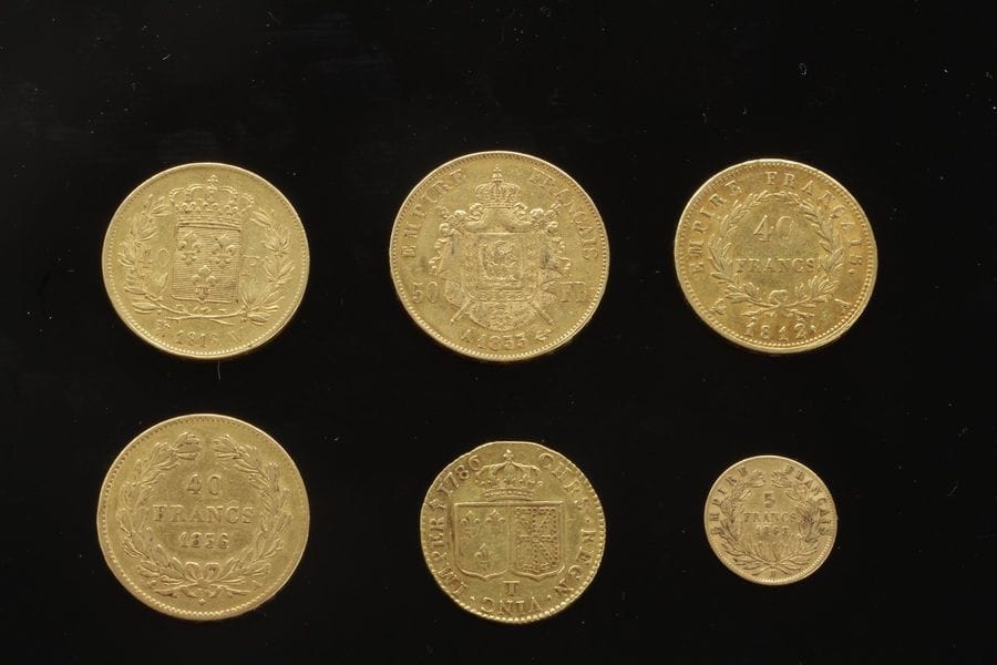 Lot de 6 pièces françaises en or:
- 1 pièce en or de 50 Francs. Type napoléon III tête nue. 1855 A 
- 1 pièce en or de 40 Francs. Type Naopoléon 1er Lauré. 1812 A
- 1 pièce en or de 40 Francs. Type Louis XVIII Buste nu. 1818 W
- 1 pièce en or de 40 Francs. Type Louis Philippe I Lauré. 1856.
- 1 pièce en or de 5 Francs. Type Napoléon III Lauré. 1863 BB
- 1 Louis d'or. Louis XVI dit "au buste nu" 1786 T.Trace de monture. Poids : 7,2 g

Frais acheteur : 8% HT