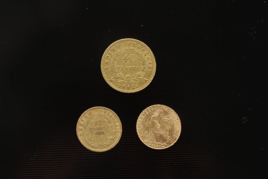 Lot de 3 pièces françaises en or:
- 1 piece 40 Francs en or. TypeNapoéon 1er Lauré. 1812 A
- 1 piece 20 Francs en or. Type napoléon III non Lauré. 1860 A
- 1 pièce 20 Francs en or. Type Coq. 1911

Frais acheteur : 8% HT