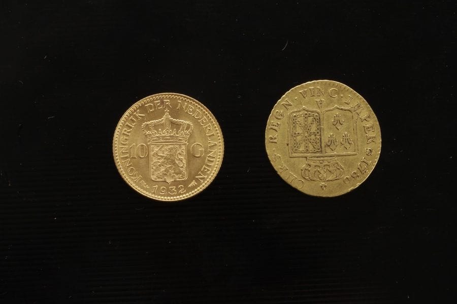 Lot de deux pièces en or :
-  Louis d'or. Type Louis XVI Tête nue - 1786 A - Poids : 7.7 g 
- 10 Florins Hollandais. Type Wihelmine âgée - 1932 - Poids : 6.8 g

Frais acheteur : 8% HT