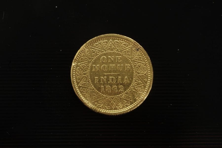 1 pièce en or ; One Mohur India 1862 Victoria Queen
Poids: 11,5 g

Frais acheteur : 8% HT