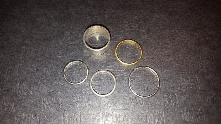 4 alliances en or.  Poids: 8,07 g
On joint un anneau en argent. Poids: 6,58 g
Poids : 14,65 g

Frais acheteur : 8% HT
