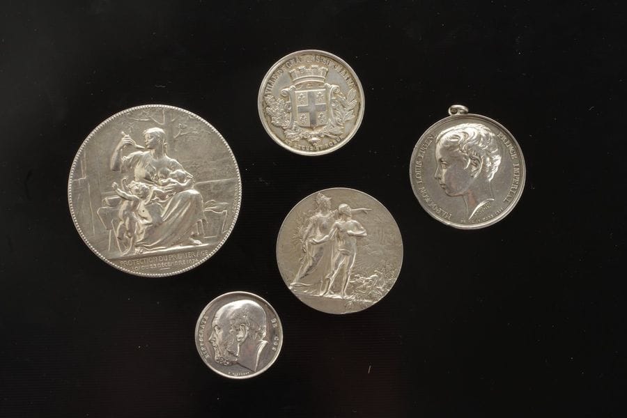 Lot de 5 médailles en argent. Poids brut : 328 g
- Napoléon Louis Eugène Prince Impérial. Avec bélière. Diam: 4.5 cm 
- Protection premier age. Diam: 6.8 cm 
- Collège Stanislas. 1er prix de boxe.  Diam: 5 cm
- Hippocrate de Cos. Diam: 3.4 cm 
- Ville de Châlon Sur Marne. Le Véloce club. Diam: 4.1 cm

Frais acheteur : 8% HT