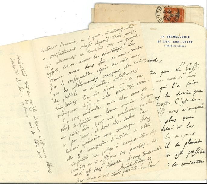 Anatole France. 6 L.A.S., La Béchellerie 1914-1917 et s.d., à Fernand Baudat ; 9 pages in-8, une enveloppe.

   Belle correspondance amicale (le magistrat Fernand Baudat sera l’exécuteur testamentaire d’Anatole France). 
 31 décembre 1914. « La guerre sera longue. Il est visible que Joffre n’est pas en état de prendre l’offensive, et qu’il a assez à faire de contenir l’ennemi […] Les Allemands ne tenteront pas un grand effort, dit-on, avant le printemps. La guerre serait sans fin, si nous n’avions pas le raisonnable espoir de voir un jour les Allemands manquer de cuivre, de pétrole et d’autres substances nécessaires. On dit même qu’ils en manquent déjà »… 16 mars 1915. « J’ai écrit à Millerand. Mais je ne sais pas si je suis personna grata au ministère »… [25 octobre 1915]. « Le Goff s’est présenté avec un mot de moi chez Bourguignon qui l’a fait nommer à Paris dans le service que dirige Marcel Prévost »… 28 octobre [1915]. Sur la constitution d’un nouveau ministère : « je tiens pour assuré que Barthou n’en fait pas partie »… 2 mai 1916. Nouvelles d’amis engagés dans l’effort de guerre. « On parle de l’offensive française pour 1917 !!! En tous les cas, on prépare dès maintenant une campagne d’hiver 1916-1917 »… [13 juin 1917]. Recommandation de Robert Prouté, à qui le service des automobiles pourrait convenir… Dimanche. « Cher ami, je serai très heureux de vous embrasser mardi prochain, et Emma le sera tout autant »… 
 On joint un envoi a.s. à Albert Arman de Caillavet, sur le faux-titre de L’Anneau d’améthyste (1899) ; une carte de visite et une l.a.s. de Rossignol à Baudat. Plus la Conférence sur Anatole France de René Sangy, avec envoi a.s. de l’auteur à A. France, 1904.