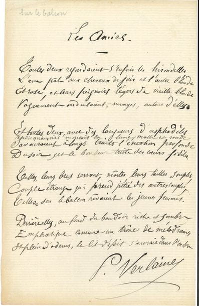 Paul VERLAINE (1844-1896). Poème autographe signé, Les Amies ; 1 page in-8 sur feuillet de papier vergé.

   Précieux manuscrit du sonnet érotique Sur le balcon, ici titré Les Amies, qui a finalement donné son titre au petit recueil érotique de six poèmes dont il est issu, Les Amies (Ségovie, 1868), publié par Poulet-Malassis en décembre 1867. Le poème sera ensuite recueilli en 1889 dans Parallèlement. 
    Le 6e vers, oublié, a été ajouté dans l’interligne. Outre des changements de ponctuation, le manuscrit présente trois variantes : « ondulaient » au 4e vers, « serrant » au 9e vers, et « boudoir » au 12 vers. 
  « Toutes deux regardaient s’enfuir les hirondelles, 
 L’une pâle aux cheveux de jais, et l’autre blonde
 Et rose, et leurs peignoirs légers de vieille blonde
 Vaguement ondulaient, nuages, autour d’elles »…