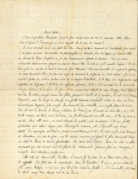 Edmond ROSTAND. L.A.S. « Ton Edmond », Schönbrunn [été 1898], à sa femme Rosemonde ; 2 pages et quart in-4 (fentes aux plis réparées).

   Belle lettre lors de son premier séjour à Vienne sur les traces de l’Aiglon, et sur l’Affaire Dreyfus. 
 de Schönbrunn, où mourut le Duc de Reichstadt. Il a été au Musée du Trésor impérial « où j’ai pu longuement regarder le Berceau. C’est une chose admirable dont aucune gravure ne saurait donner l’idée. En voilà un joli meuble empire ! Et c’est d’un goût au milieu de tout ce mauvais goût allemand ! C’est une merveille ». Il est allé ensuite visiter le couvent des Capucins où l’Aiglon est enterré : « j’ai vu son cercueil perdu au milieu de tous ceux de la maison d’Autriche […] cette sépulture des Empereurs d’Autriche est affreuse, pauvre, laide. […] Celui du duc est d’une extraordinaire longueur, plus simple, heureusement, sans rocaille ; une simple plaque de cuivre ». Il a été voir sa chambre au château de Vienne et a demandé l’autorisation de la photographier : « ça, c’est triste encore, et laid, mais curieux » ; la fenêtre donne sur la cour, où l’on change la garde en musique tous les jours... Il a trouvé dans le parc de Schönbrunn un coin en ruines qui ferait un admirable décor… Il trouve Vienne abominable : rien à rapporter, tous les théâtres fermés, etc. Ici personne ne sait qui il est, mais on le regarde tout de même comme une bête curieuse : « à quoi voit-on que nous sommes Français ? ». Il rentre bientôt et aimerait que son passage à Paris reste secret : « la recrudescence bien prévue par moi de l’affaire Dreyfus fait qu’on doit me chercher pour me faire signer en faveur de Picquart. Et comment refuser de signer contre une si abominable injustice ? D’autant que les choses m’ont l’air de tourner mal pour Esterhazy. Mais j’avoue que je n’aimerais pas signer contre un gouvernement qui vient enfin de faire arrêter ce sale uhlan ; c’est déjà un pas vers la lumière, dont il faut lui savoir gré, et ne pas l’attaquer en