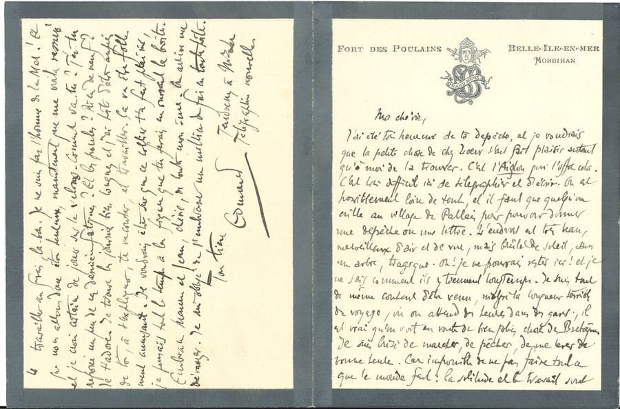 Edmond ROSTAND. L.A.S. « Edmond », Belle-Île-En-Mer [été 1899], à sa femme Rosemonde ; 4 pages in-12 sur papier à lettre (deuil) de Sarah Bernhardt à ses chiffre et devise et en-tête Fort des Poulains, Belle-Île-En-Mer, Morbihan.

   Intéressante lettre sur la genèse de L’Aiglon, lors d’un séjour du poète à Belle-Île chez Sarah Bernhardt, à laquelle il est venu présenter les deux premiers actes de la pièce, qu’il commence également à lui faire travailler. 
  « L’endroit est très beau, merveilleux d’air et de vue, mais brûlé de soleil, sans un arbre, tragique. Oh ! je ne pourrais rester ici ! et je ne sais comment ils y tiennent longtemps ». Malgré la fatigue du voyage, très long et pénible, il est content d’être venu, car la Bretagne est belle, même si « je suis brisé de marcher, de pêcher, de me lever de bonne heure. Car impossible de ne pas faire tout ce que le monde fait ! la solitude et le travail sont impossibles, aucune pièce fraîche et isolée, il n’y a qu’à se tenir sur les grèves et les rochers ». La lecture de la pièce a eu « un effet foudroyant. Je suis très heureux de l’avoir faite. Sarah est maintenant tout à fait enthousiaste, tranquille sur l’avenir, et reconnaissante. Puis j’ai très bien jugé ces deux actes, j’en sais la force et le faible : le faible est facile à faire disparaître. Et ce n’est qu’au point de vue littéraire et d’art que je parle : tels quels leur effet est sûr, certain, je n’en doute plus, et la coupe en 2 actes est parfaite. La fin du 2 est excellente. Rien à chercher de mieux. Ils ont pleuré tout le temps. […] J’ai commencé à faire tout de suite travailler le pas prisonnier mais et les soldats de bois [acte II, scènes 2 et 6-7].Ça ira. […] Mais en somme maintenant j’ai de l’avance et je dois essayer de me satisfaire moi-même car alors ce serait tout à fait bien. Oh ! la scène des petits soldats de bois, les guêtres noires ! c’est du délire »… Il va prolonger de deux jours et partir avec tous les autres, qui remontent dimanc
