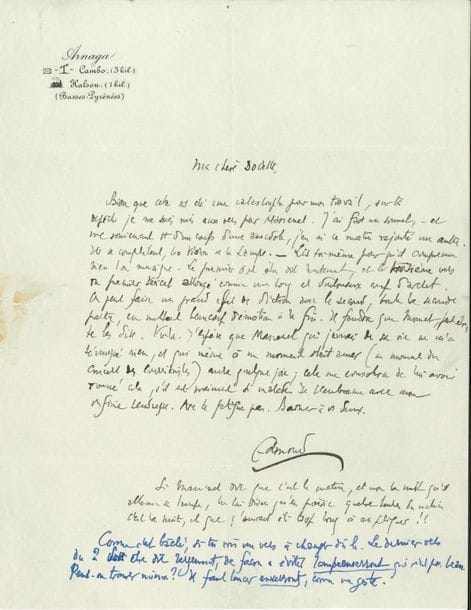 Edmond ROSTAND. L.A.S. « Edmond », Cambo [1911], à sa femme Rosemonde ; 1 page in-4 à l’adresse d’Arnaga.

   Au sujet de ses Sonnets à Massenet [écrits pour l’Université des Annales où ils furent lus par Mounet-Sully lors d’un hommage à Massenet, et publiés dans Les Annales le 17 décembre 1911.] 
 « Ma chère Dodette, Bien que cela ait été une catastrophe pour mon travail, sur ta dépêche je me suis mis aux vers pour Massenet. J’ai fait un sonnet, et me souvenant tout d’un coup d’une anecdote, j’en ai ce matin rajouté un autre. Ils se complètent, le Violon et la Lampe. – Lis toi-même pour qu’il comprenne bien la musique. Le premier doit être dit lentement, et le troisième vers du premier tercet allongé comme un long et douloureux coup d’archet. On peut faire un grand effet de diction avec le second, […] en mettant beaucoup d’émotion à la fin. Il faudra que Mounet, peut-être, te les dise. Voilà. J’espère que Massenet qui jamais de sa vie ne m’a témoigné rien, et qui même un moment était amer (au moment du concert des Courriéristes) aura quelque joie ; cela me consolera de lui avoir donné cela, s’il est vraiment si malade »… Il l’embrasse, et ajoute : « Si Massenet dit que c’est le matin et non la nuit qu’il allume sa lampe, tu lui diras qu’en poésie quatre heures du matin c’est la nuit. […] Comme c’est bâclé, si tu vois un vers à changer, dis-le »…